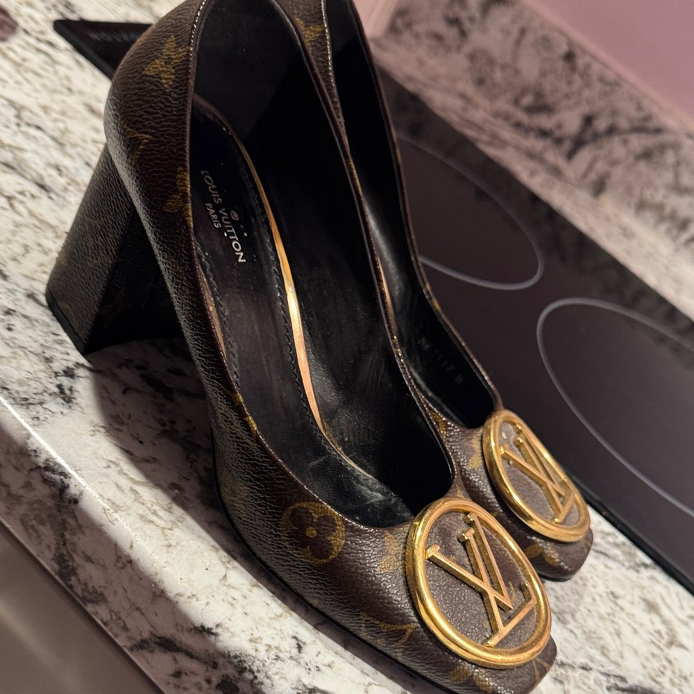 Louis Vuitton Black and Gold Monogram Heels Madeline pumps